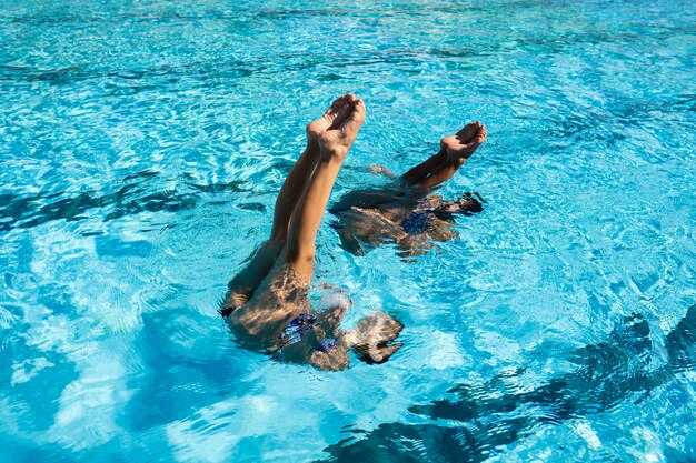 Chicas jóvenes posando dentro de la piscina