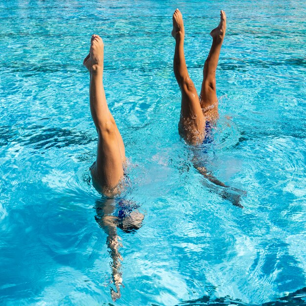 Chicas jóvenes posando dentro de la piscina