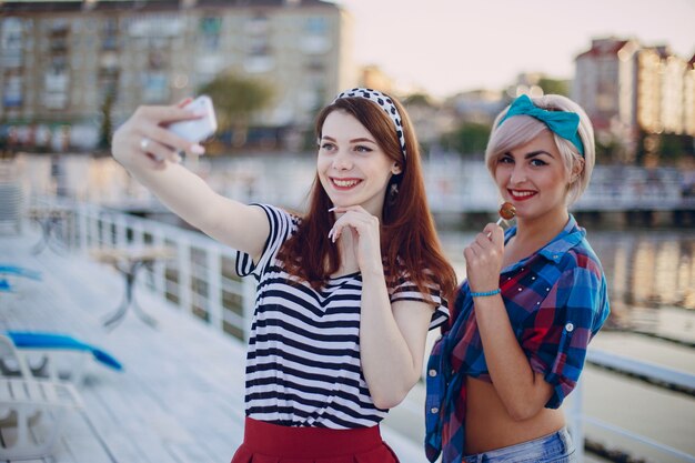 Chicas jóvenes posando para un selfie