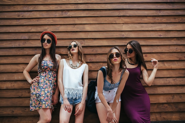 Chicas jóvenes posando