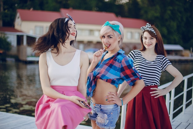 Chicas jóvenes posando