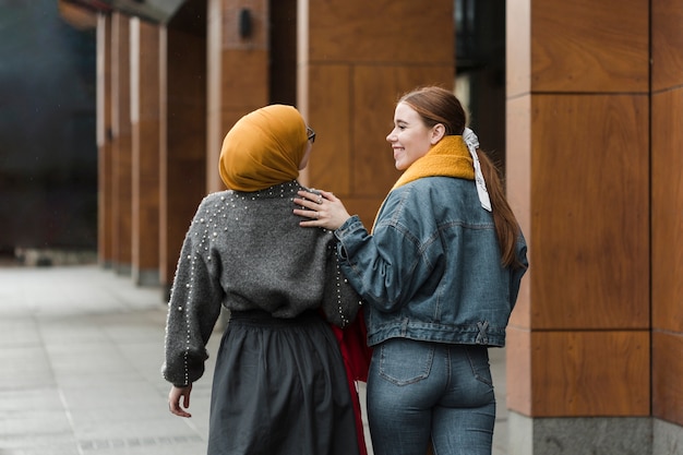 Foto gratuita chicas jóvenes positivas caminando juntas