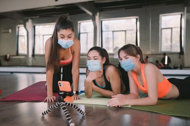 Las chicas jóvenes siguen de cerca al profesor en línea.