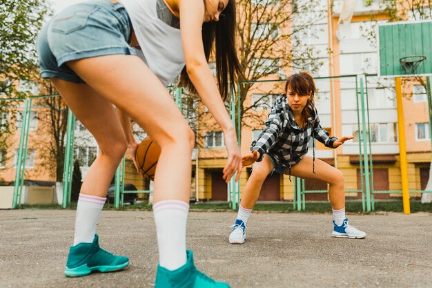 Chicas jugando al baloncesto