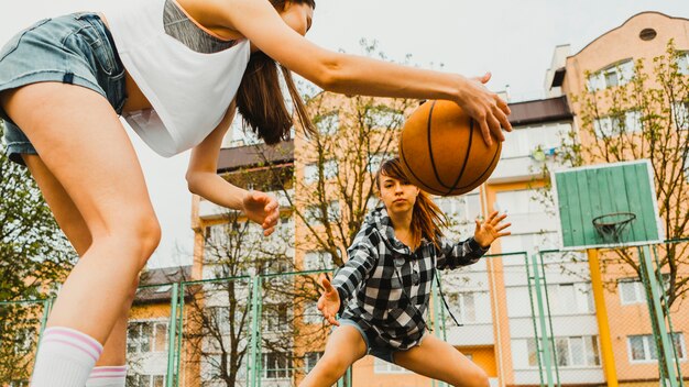 Chicas jugando al baloncesto