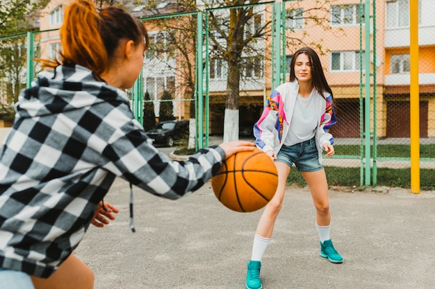 Chicas jugando baloncesto