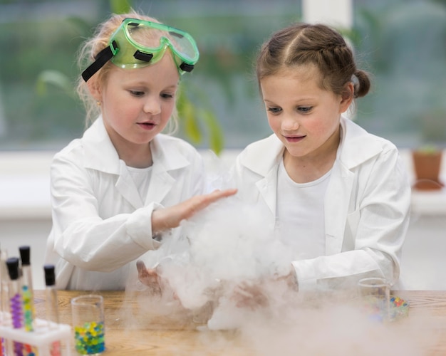 Foto gratuita chicas en el laboratorio haciendo experimentos