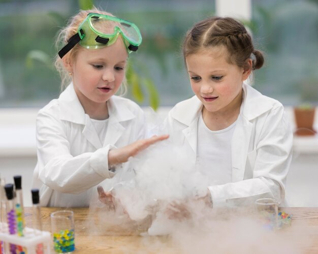 Chicas en el laboratorio haciendo experimentos