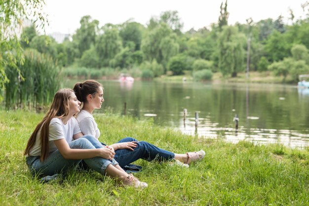 Chicas de lado relajadas en la naturaleza