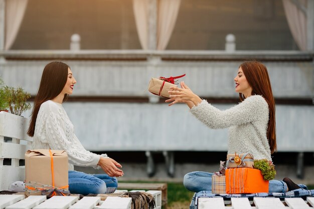 Chicas lanzandose entre ellas un regalo marrón