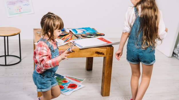 Chicas lindas corriendo con los dedos pintados.