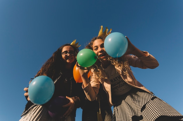 Chicas lindas divirtiéndose con globos