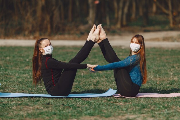 Chicas lindas haciendo yoga en máscaras