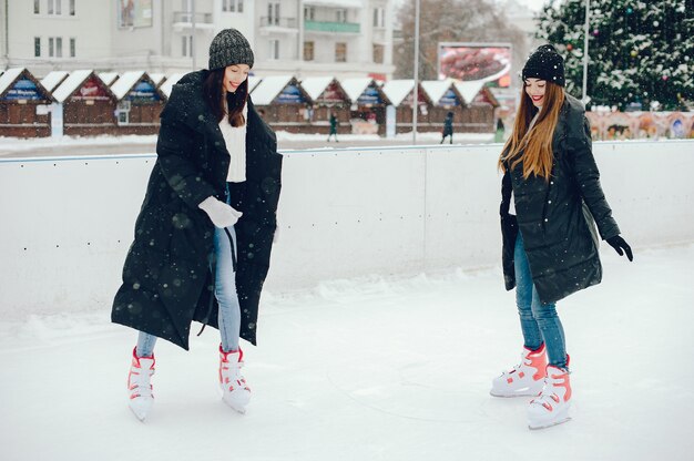 Chicas lindas y hermosas en un suéter blanco en una ciudad de invierno