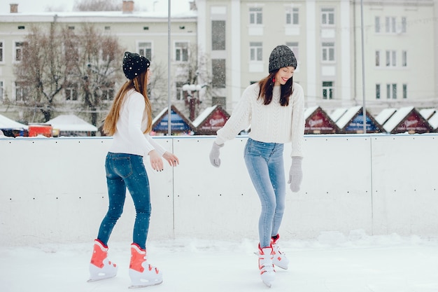 Chicas lindas y hermosas en un suéter blanco en una ciudad de invierno