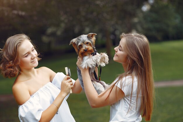 chicas lindas en un parque jugando con perrito