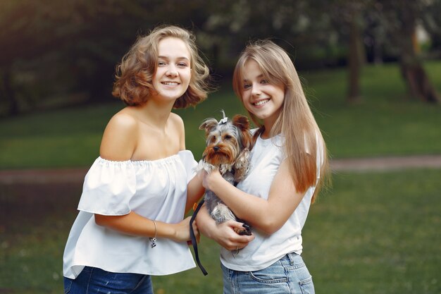 chicas lindas en un parque jugando con perrito