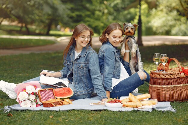 chicas lindas en un parque jugando con perrito