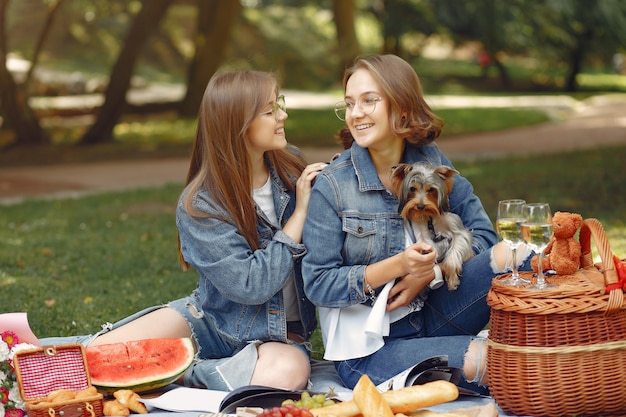 chicas lindas en un parque jugando con perrito