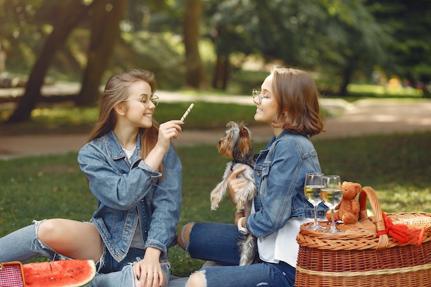 chicas lindas en un parque jugando con perrito