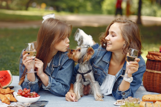 chicas lindas en un parque jugando con perrito