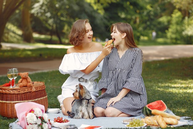 chicas lindas en un parque jugando con perrito