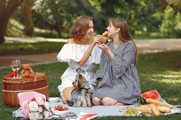 chicas lindas en un parque jugando con perrito