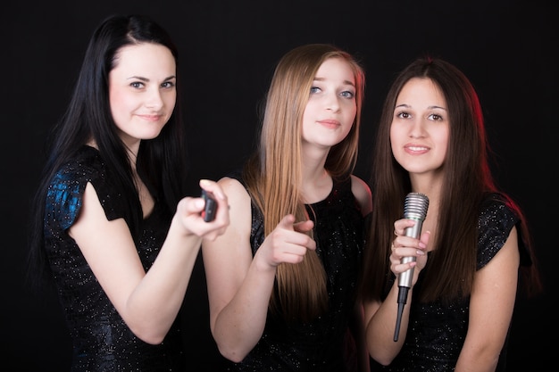 Foto gratuita chicas con un mando a distancia y un micrófono