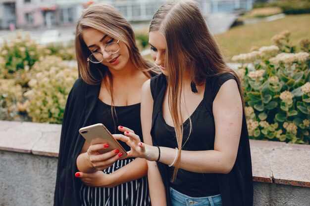 Chicas de moda caminando en una ciudad de verano.