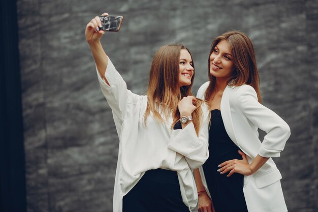 Chicas de moda en una ciudad.