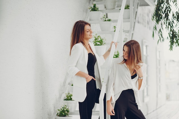 Chicas de moda en una ciudad.