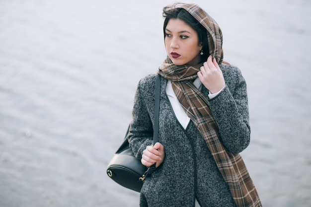 Foto gratuita chicas de moda en la ciudad