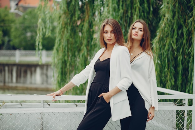 Chicas de moda en un parque