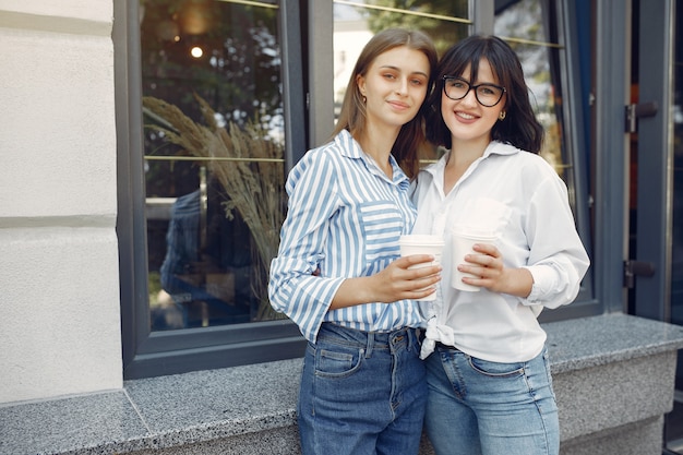 Chicas de moda de pie en la calle