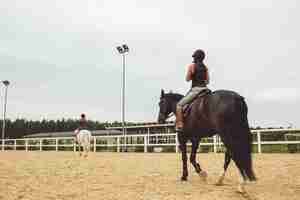 Foto gratuita las chicas montan a caballo