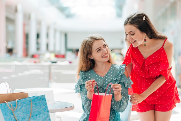 Foto gratuita chicas mostrando su ropa nueva.