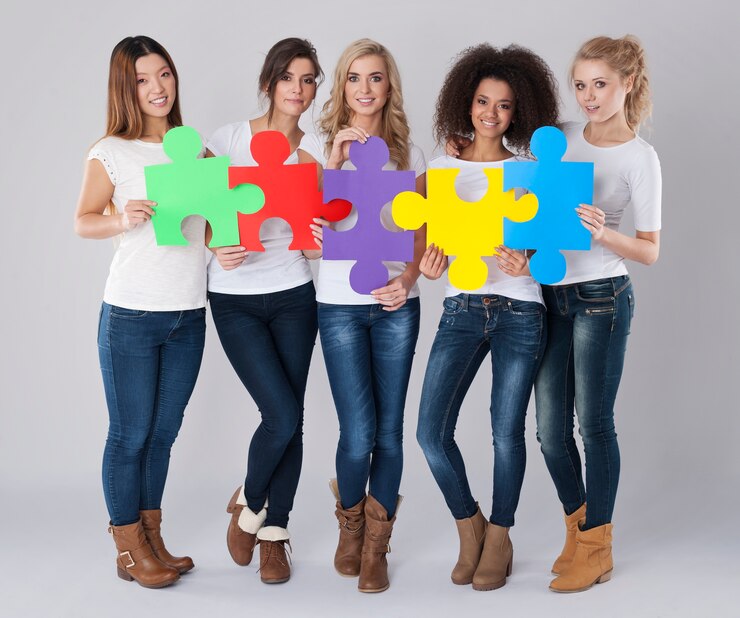 Foto gratuito chicas multiétnicas con rompecabezas de colores