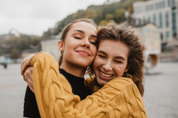 Chicas muy jóvenes posando juntos