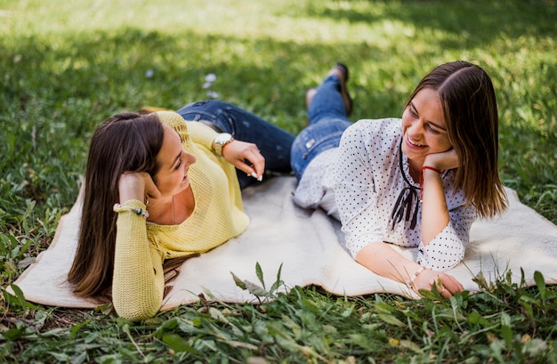 Chicas en la naturaleza mirándose