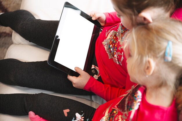 Chicas navegando tableta con pantalla en blanco