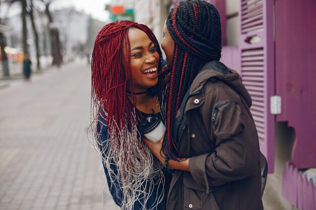 chicas negras en una ciudad