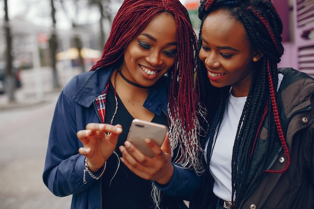 chicas negras en una ciudad