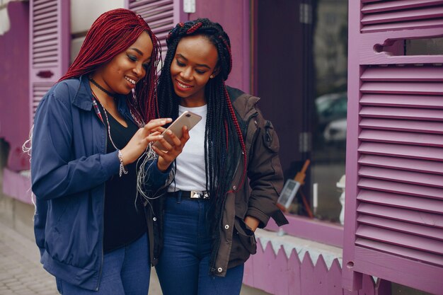 chicas negras en una ciudad