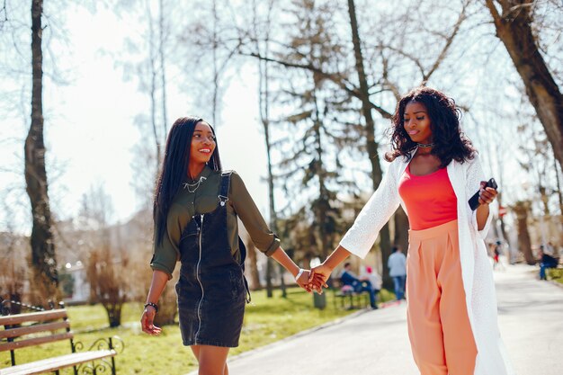 chicas negras de moda en un parque