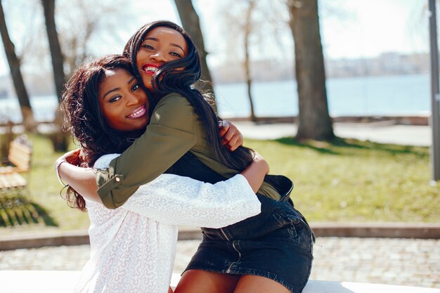 chicas negras de moda en un parque