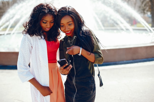 chicas negras de moda en un parque