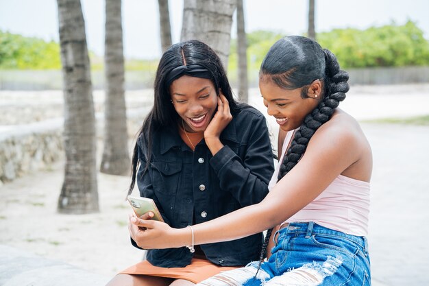 Chicas negras pasando tiempo juntas