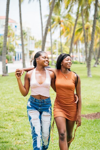 Chicas negras pasando tiempo juntas