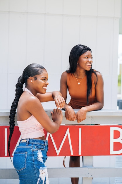 Chicas negras pasando tiempo juntas