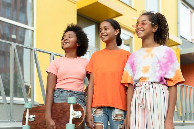 Chicas negras de tiro medio al aire libre